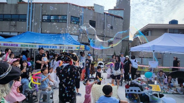 관련사진(거제 리본마켓 첫 행사 성황… 시민 참여로 광장에 활력1).jpg