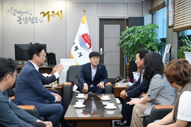 관련사진(BNK경남은행 거제금융센터， 거제시장애인체육회에 장애인체육진흥기금 1，000만원 후원2).jpg