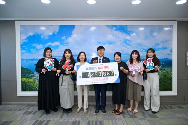 관련사진(윤슬유치원, 리사이클링마켓 수익금 128만원 기탁).jpg