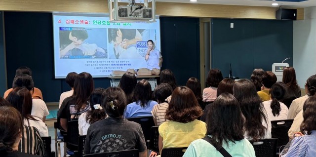 관련사진(거제시육아종합지원센터， 2026년 7차 보육교직원 응급처치 실습 교육 실시2).jpg