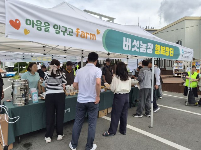 관련사진(거제시정신건강복지센터 직업재활 참여자들, 시민과 함께한 판매체험행사 성료2).jpg