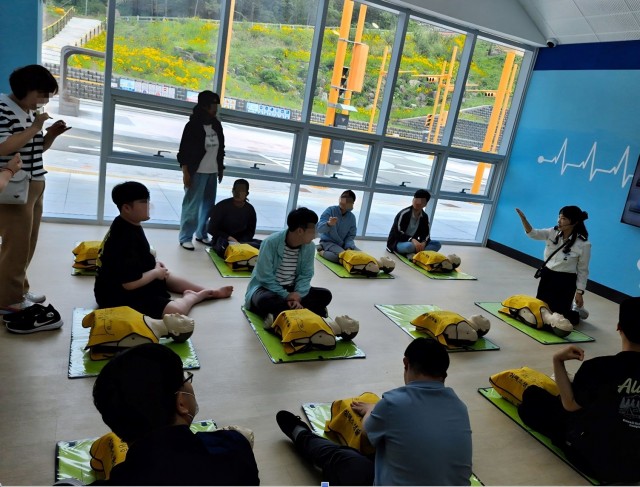 관련사진(거제시 어린이교통공원 누적 이용객 3만명 돌파-심폐소생술교육사진(발달장애인 단체교육).jpg