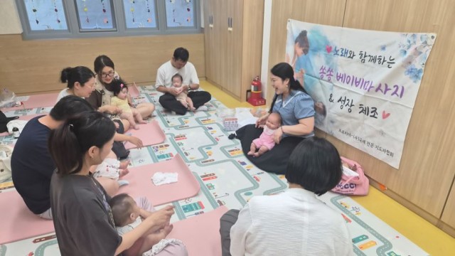 관련사진(거제시 육아종합지원센터，“베이비 마사지로 배우는 교감” 아버지 참여 확대 눈길. 공동육아 문화 확산 기대).jpg