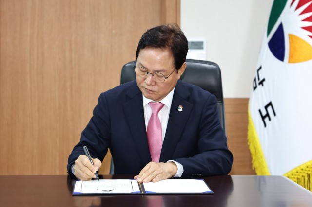 0701+제39대+박완수+경상남도지사+취임식+(6)+-+취임선서문+서명.jpg