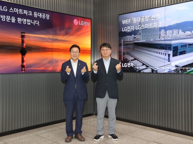 0702+도지사_+엘지전자+스마트파크+방문+(4)+-+왼쪽부터+박완수+경남도지사_+백승태+LG전자+부사장.jpg