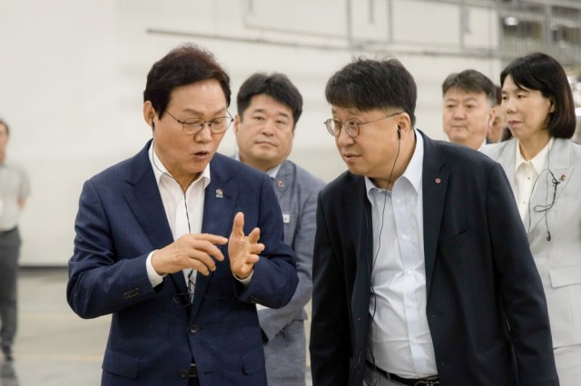 0702+도지사_+엘지전자+스마트파크+현장투어+(1)+-+왼쪽부터+박완수+경남도지사_+백승태+LG전자+부사장.jpg