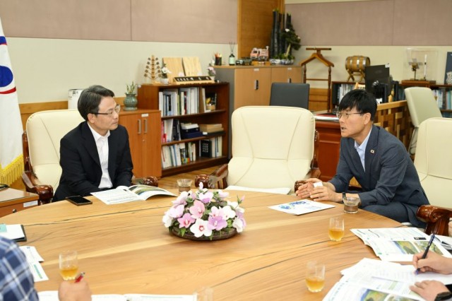 관련사진(변광용 거제시장, 산림청 찾아 한아세안국가정원 조속추진 건의) (2).jpg