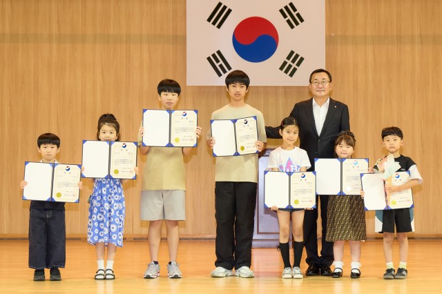 7. 6. - 제8회 통영시 학원종합문화제 개최 2(미술공모전 시상식).jpg