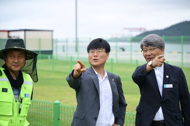 관련사진(변광용 거제시장， 고현항임시파크골프장 시범운영 현장 점검2).jpg