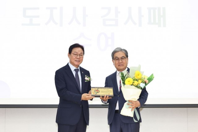 0709+한국자유총연맹+경상남도지부+회장+이취임식+(4)+-+김용수+이임회장+감사패+수여.jpg