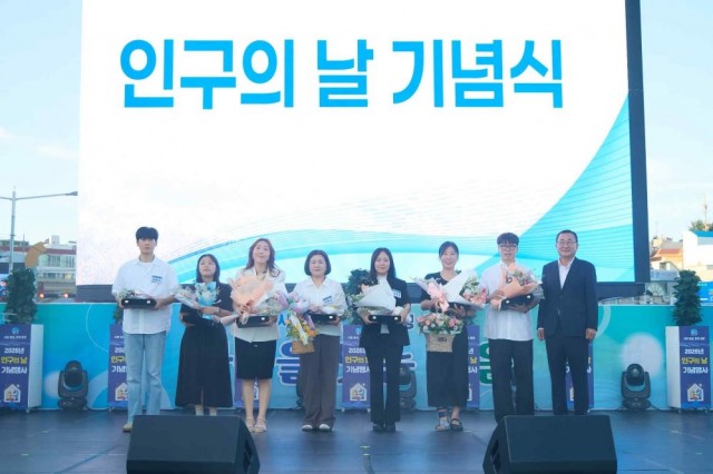 7. 13. - 통영의 미래, 마음으로 잇다 2026년 인구의 날 기념행사 성황리 개최 3(표창시상).jpg