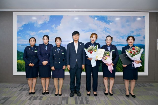 관련사진(거제시，등하굣길 안전한 스쿨존 조성 녹색어머니회 표창장 수여1).jpg