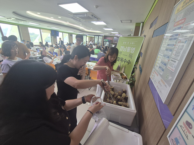 7. 16. - 통영 한산 찰옥수수, 쫀득한 한입으로 여름 입맛 사로잡다 3(구내식당 시식행사).jpg