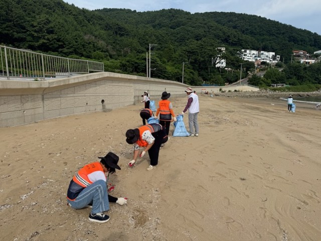 관련사진(거제시, 와현 해수욕장서 ‘여름철 수상 안전 및 환경 정화’ 캠페인 실시2) 관련사진(거제시, 와현 해수욕장서 ‘여름철 수상 안전 및 환경 정화’ 캠페인 실시2).jpg