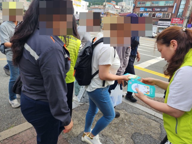 관련사진(거제가정상담센터, 가정폭력 예방·생명존중 캠페인 실시)(2) 관련사진(거제가정상담센터, 가정폭력 예방·생명존중 캠페인 실시)(2).jpg