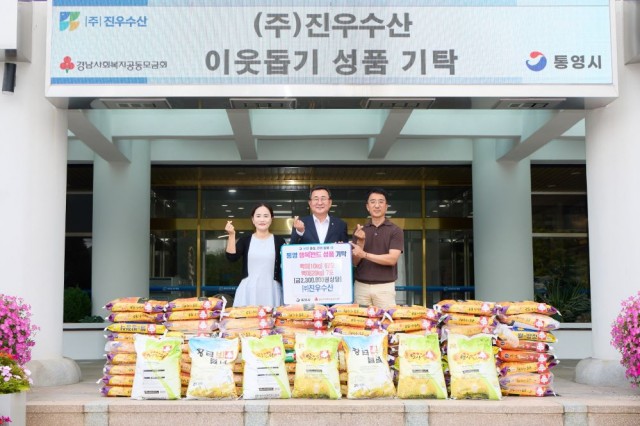 7. 22. - ㈜진우수산, 지역사회에 백미 74포 기탁 2 (1).jpg
