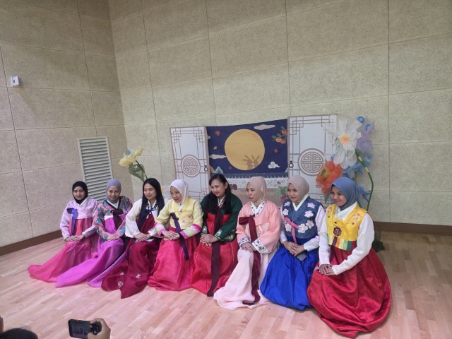 관련사진(거제시가족센터， 삼성중공업 이주배경가족 대상 사업설명회 및 한국문화 체험 행사 개최2).jpg