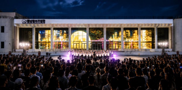 관련사진(거제시 흥남철수기념관, 대형 투명LED 디스플레이로 거제의 밤을 밝힌다1).jpg
