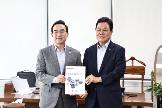 0724+박완수+도지사_+박홍근+기획처+장관만나+현안‧국비+건의+(1).jpg