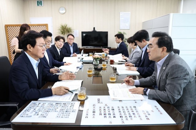 0724+박완수+도지사_+박홍근+기획처+장관만나+현안‧국비+건의+(2).jpg
