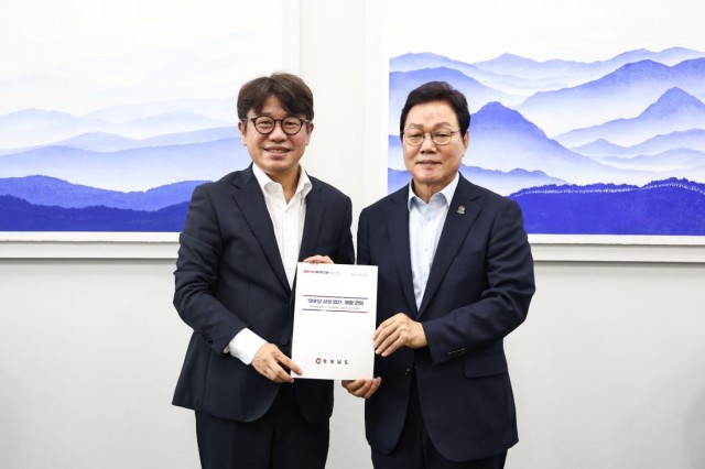 0724+박완수+도지사_+국회+찾아+2대+특별법+조속+제정+건의+(1)+-+왼쪽부터+유의동+국회+국토교통위원장_+박완수+경남도지사.jpg