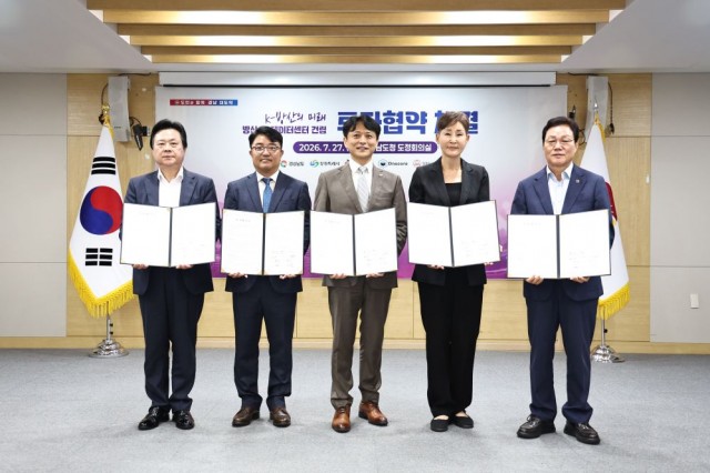 0727+방산+전용+AI+데이터센터+투자협약식+(4)+-+왼쪽부터+강기윤+창원시장_+기정수+(주)디노코어+대표이사_+정무경+(주)디노티시아+대표이사_+정현숙+신화철강(주)+대표이사_+박완수+경남도지사.jpg
