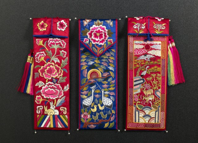 2.+송정인_+수저집_+1980_+비단에+자수_+28.5x10x(3)cm.jpg