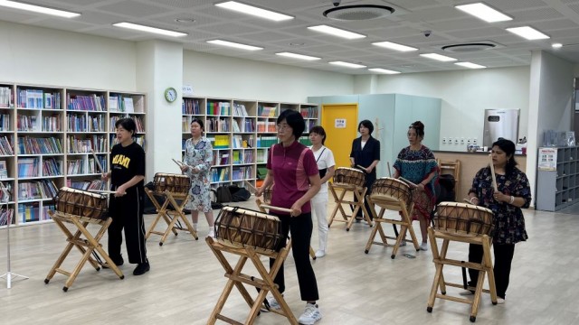 관련사진(거제시가족센터, 결혼이민자·외국인 사물난타팀 결성2) (1) 관련사진(거제시가족센터, 결혼이민자·외국인 사물난타팀 결성2) (1).jpg