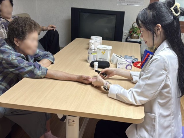 관련사진(거제시 일운보건지소,“어르신 건강 곁으로”…찾아가는 경로당 건강관리사업 추진2) 관련사진(거제시 일운보건지소,“어르신 건강 곁으로”…찾아가는 경로당 건강관리사업 추진2).jpg