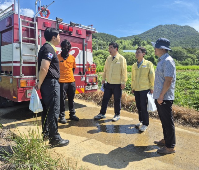 관련사진(거제시 농업가뭄 심각 부시장 피해 현장 찾아 긴급용수 지원 격려1) 관련사진(거제시 농업가뭄 심각 부시장 피해 현장 찾아 긴급용수 지원 격려1).jpg