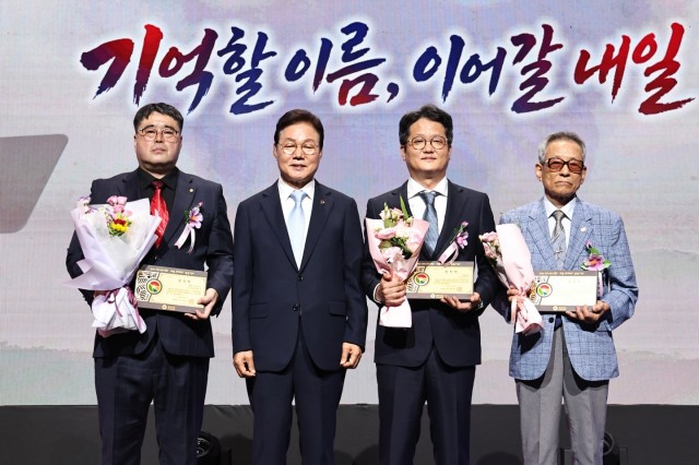 제81주년+광복절+경축식+기념사진+(2).jpg