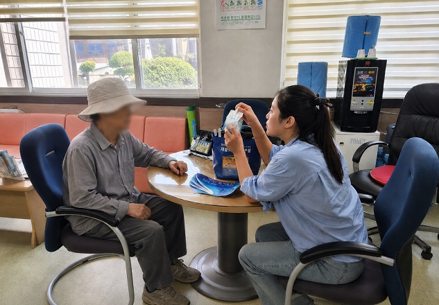 2 재활용수집 어르신을 위한 폭염 대비 냉방 꾸러미 전달 “더위에도 생계 나서는 어르신들께 작은 쉼을”.jpg