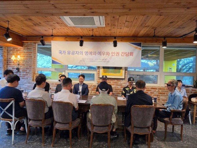 사진5_간담회_참석자들이_국가유공자에_대한_예우와_사회적_지원_방안을_주제로_자유토론을_진행하고_있다_.jpg