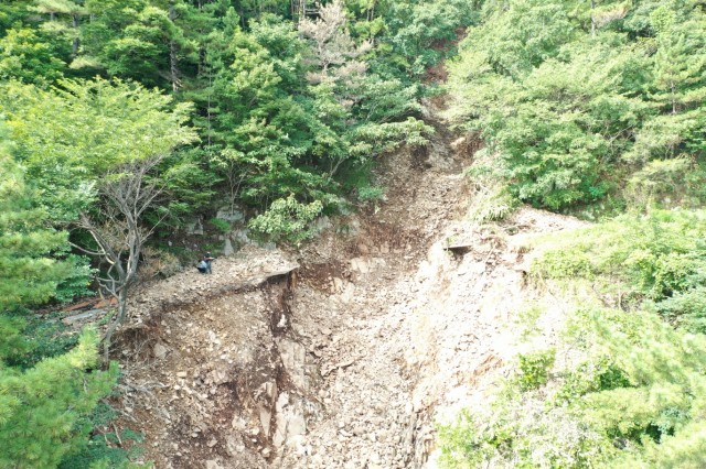 관련사진(거제시, 호우피해 산사태 현장조사에 총력2).jpg
