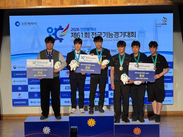 자동차정비+김동규+선수(왼쪽에서+세번째).jpg