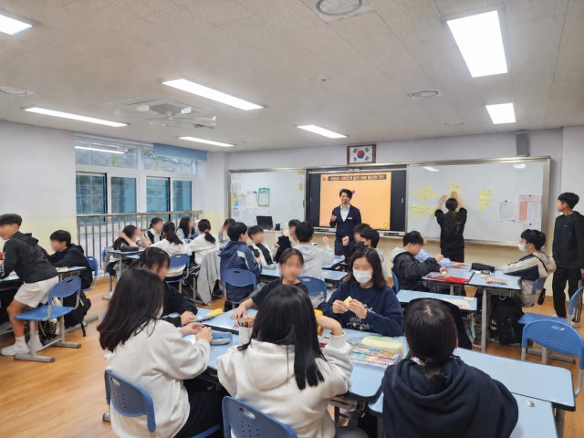 관련사진(거제시청소년상담복지센터, 찾아가는 청소년 진로결정권 교육 운영2).jpg