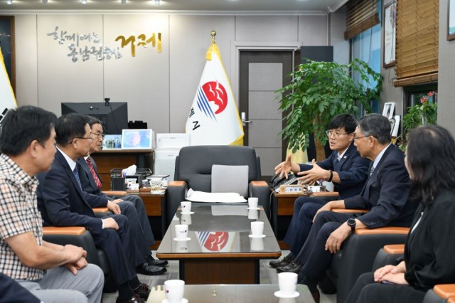 관련사진(거제 흥남철수 피란민, 호우피해 성금 기탁2).jpg
