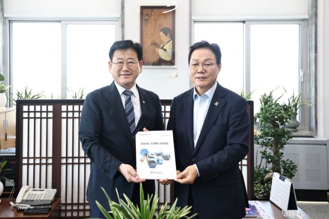 왼쪽부터+김정호위원장_+박완수+도지사.jpg