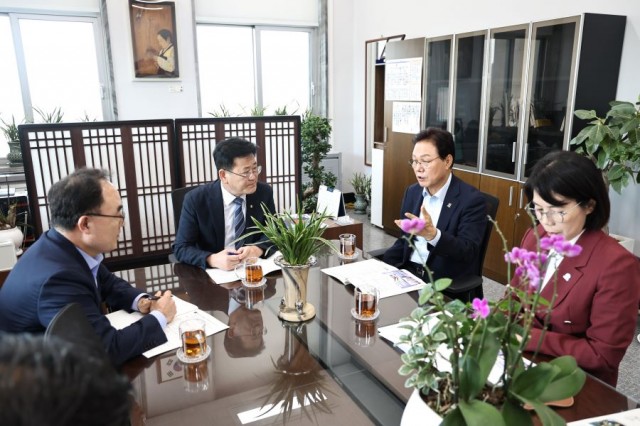 왼쪽부터+조현준+도균형발전본부장_+김정호+위원장_+박완수+도지사_+이미화+도산업국장.jpg