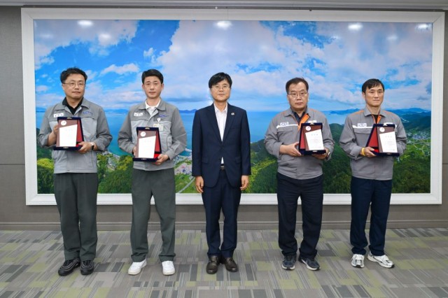 관련사진(거제시， 조선산업 현장의 주역 4명 표창1).jpg