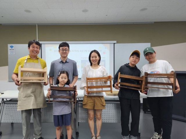 9. 21. - 통영시, 가족과 함께 만드는 ‘가을 감성 책꽂이’ 목공 체험 운영 1.jpg