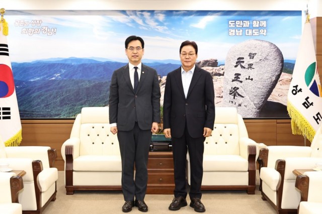1+(좌)+김민재+행안부+차관_+(우)+박완수+도지사.jpg