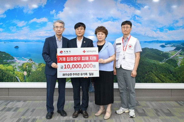 관련사진(故 우승현 주무관 가족 1천만 원 기부1) 관련사진(故 우승현 주무관 가족 1천만 원 기부1).jpg