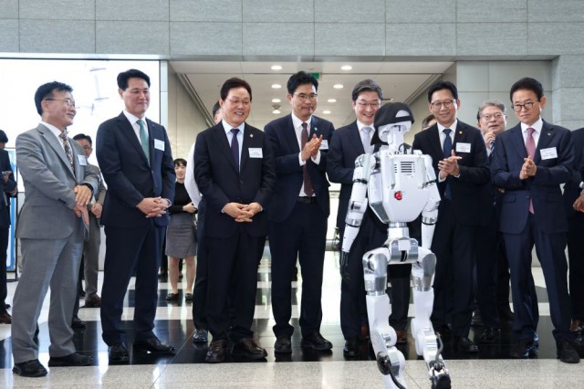 (4)+박상진+산은+회장_+김태한+경남은행+은행장_+박완수+지사_+이원택+전북지사_+이억원+금융위원장_+배경훈+부총리_+이철우+경북지사 (4)+박상진+산은+회장_+김태한+경남은행+은행장_+박완수+지사_+이원택+전북지사_+이억원+금융위원장_+배경훈+부총리_+이철우+경북지사.jpg