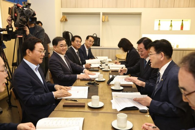 예산정책협의회(왼쪽부터+시계방향+-+박완수+지사_+허성무+의원_+유해남+대변인_+박성준+교통건설국장_이미화+산업국장_+민홍철+의원_+김정호+의원).jpg