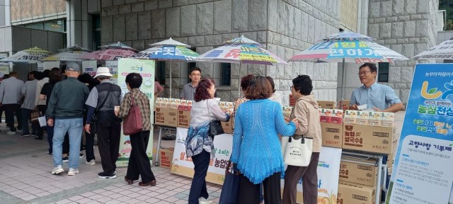10. 2. - 통영시, 시민행복 주간 맞아 로컬푸드 전 품목 30% 할인 2(쌀국수 나눔).jpg