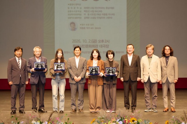 10. 7. - ‘2026년 통영시 문학상’ 시상식 개최 4(수상자 단체).jpg