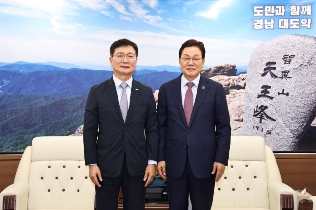 왼쪽부터+이현빈+사장_+박완수+지사.jpg