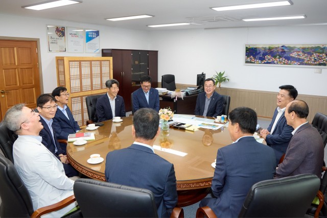 10. 13. - 고성군 농협 직원·가족, 통영시에 고향사량기부금 1000만원 기탁 2.jpg