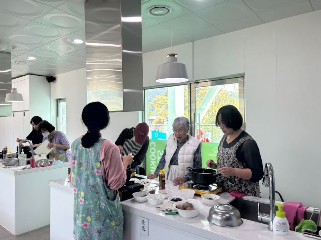 10. 13. - 통영시 꿈이랑도서관 “사라져가는 통영의 맛을 잇다” 향토 음식 보존에 나서다 2.jpg
